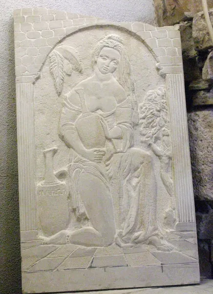 Steinrelief einer sitzenden Figur